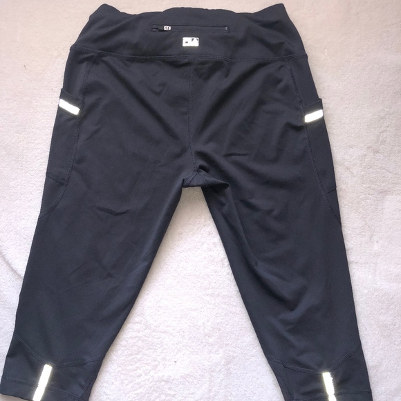 Fila Capri Leggings with Side Pockets and Back Zip - Picture 2 of 3